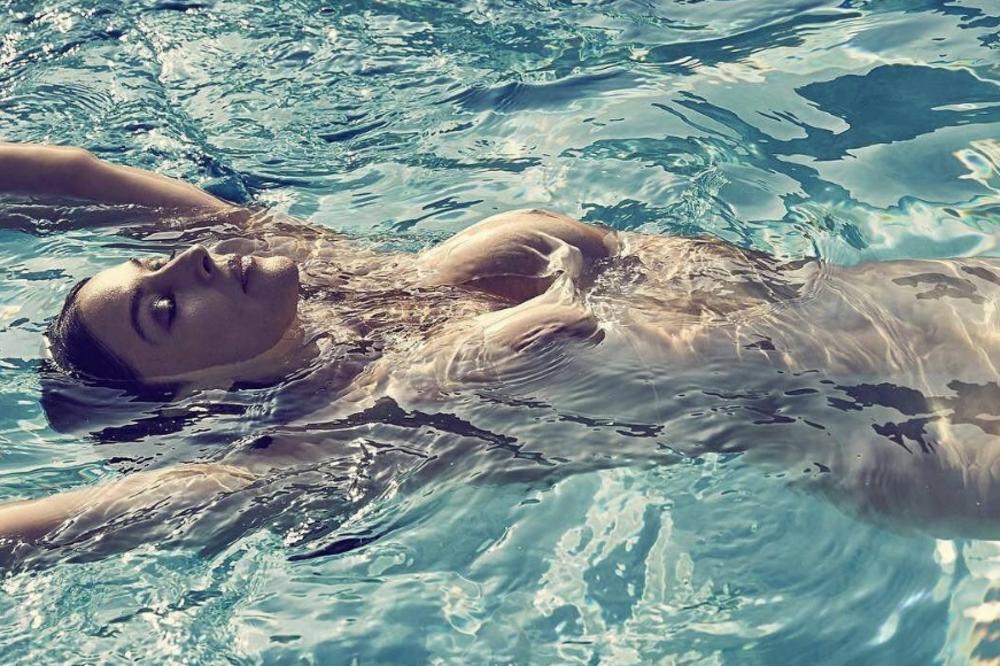 Monika Beluči pliva skroz gola: I posle se pitate zašto je seks simbol za sva vremena? (FOTO) (VIDEO)