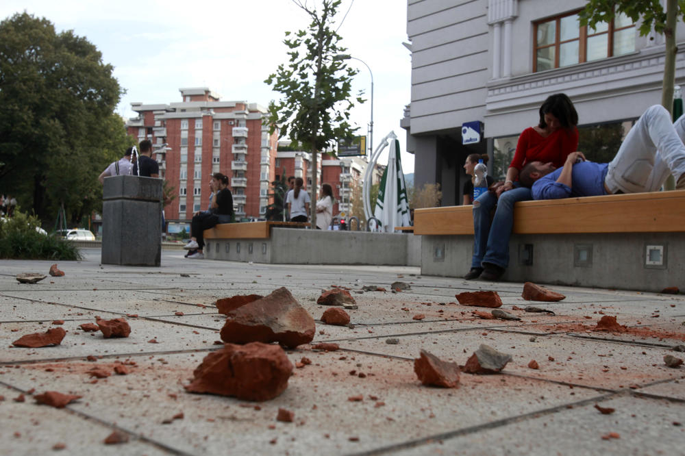 Zemljotres u Makedoniji: Obrušavale se zgrade, povređeno oko 100 ljudi! (FOTO)