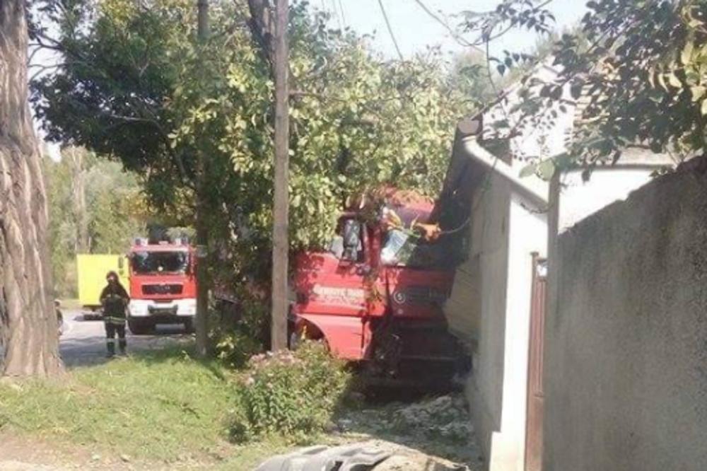 Bizarna nesreća u NS: Kamion se zakucao u kuću! (FOTO)