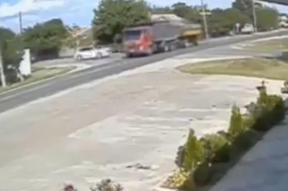 Najbrutalnija nesreća koju ste ikad videli: Zakucao se u kamion u punoj brzini! (VIDEO)