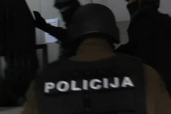 PRESREO AUDI I OJADIO MAKEDONCA I ALBANCA: Uhapšen lažni policajac, pretresom kuće otkriveno o kakvo čoveku je reč