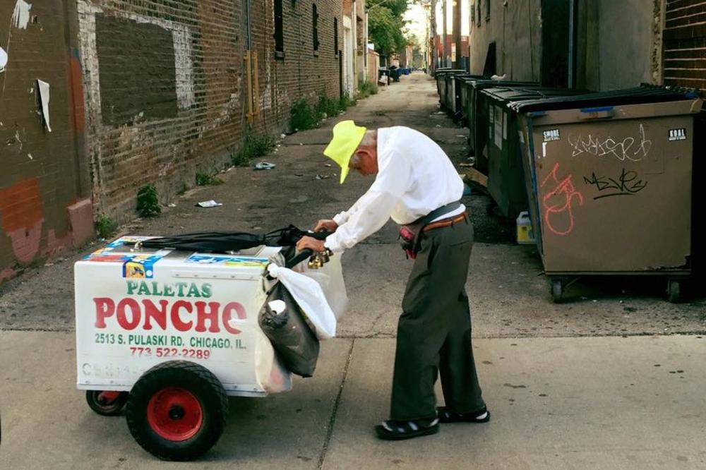 Deka je gurao kolica sa sladoledom, a on je hteo da mu pomogne: Ostatak priče ne možete ni da zamislite! (FOTO) (VIDEO)