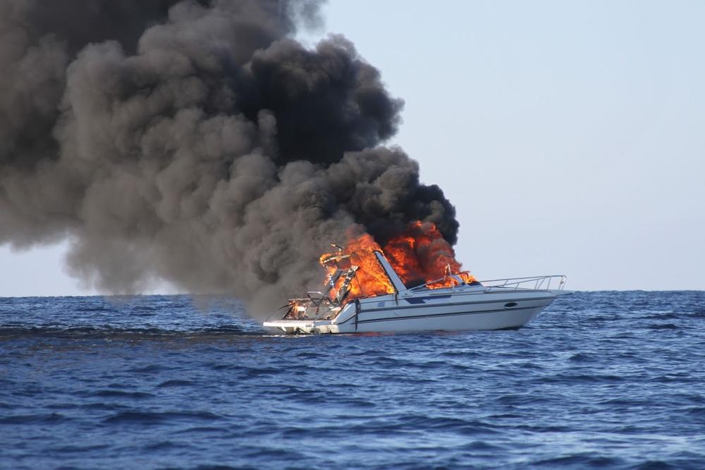 HOROR U HRVATSKOJ: Pomahnitali gliser prepolovio čamac na kom su bila dva dečaka (14)