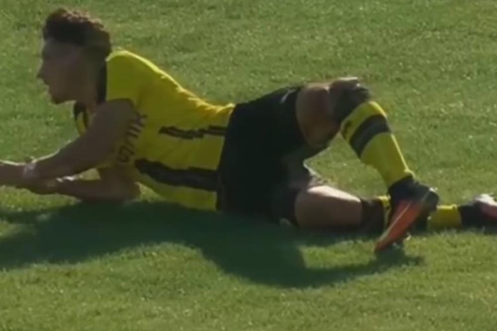 Samim gledanjem vam nije dobro: Fudbaler Borusije polomio nogu na najgori mogući način! (VIDEO)