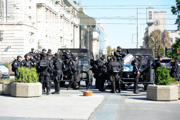 Centar Beograda blokiran zbog huligana: Kordoni policije i žandarmerije preplavili grad!
