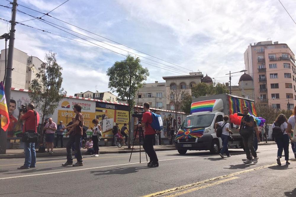 Kako se za paradu priprimaju pripadnici LGBT-a! Ovako izgleda kada ste unutar obezbeđene zone (VIDEO)