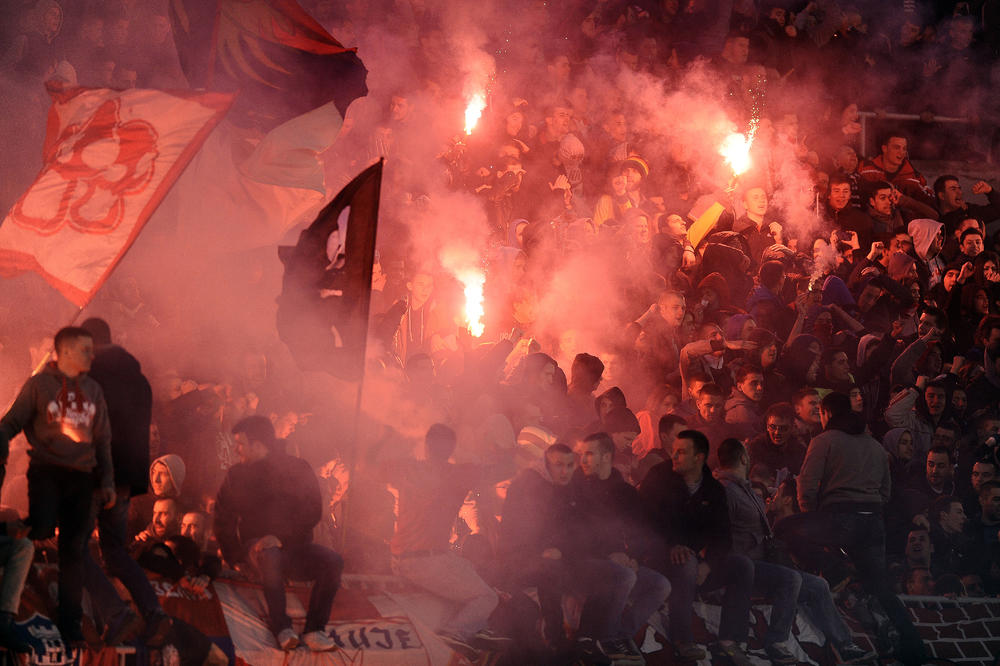 Delije otele zajedničku zastavu Grobara i navijača PAOK-a, pa je zapalile na derbiju! (FOTO) (VIDEO)