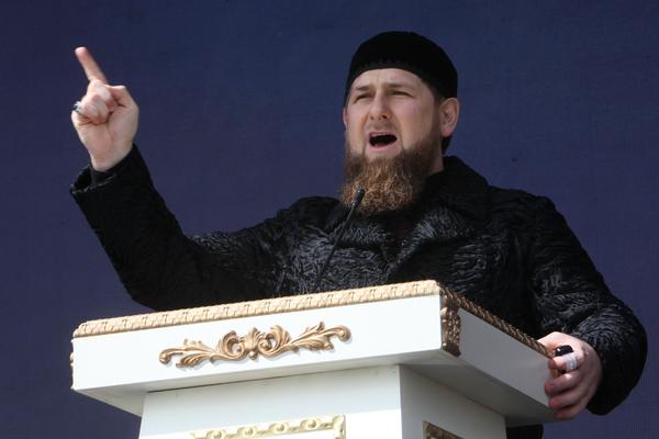Putinov saradnik proslavio pobedu: Ludi Čečen oborio s nogu svet svojim oklopom!(FOTO) (VIDEO)