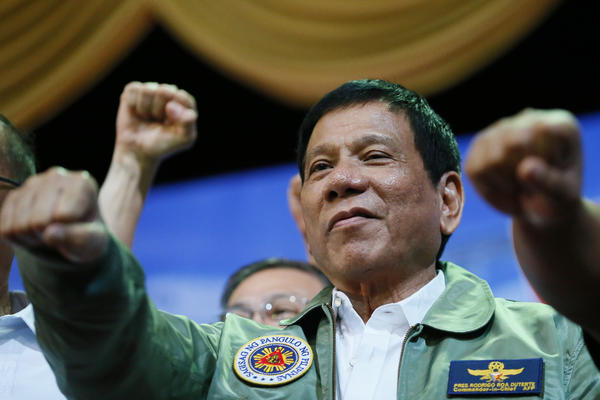 NEMOJTE DA SE BOJITE DA MI PRILAZITE, NEĆETE SE ZARAZITI: Duterte objavio na NEMA rak!