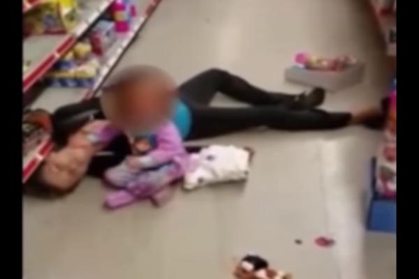 Probudi se, mamice: Devojčica pokušava da probudi drogiranu ženu u prodavnici! (VIDEO)