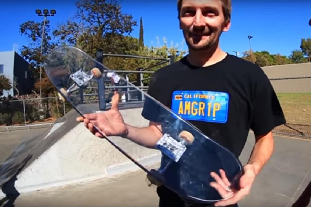 Ludoooo burazere: Da li biste vozili ovaj genijalni skejt? (VIDEO)