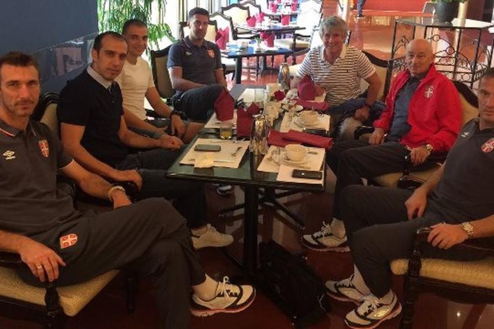 Rekorder u poseti: Bora Milutinović obišao srpske fudbalere u Kataru! (FOTO)