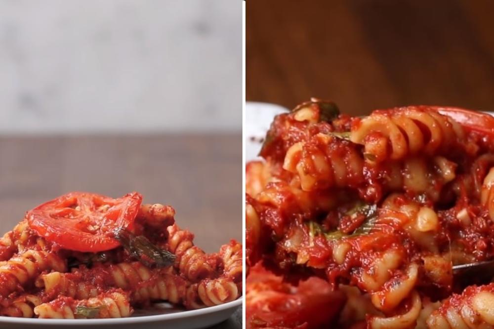 Pravi italijanski zavodnik: Neodoljiva pasta sa paradajzom i bosiljkom (RECEPT) (VIDEO)