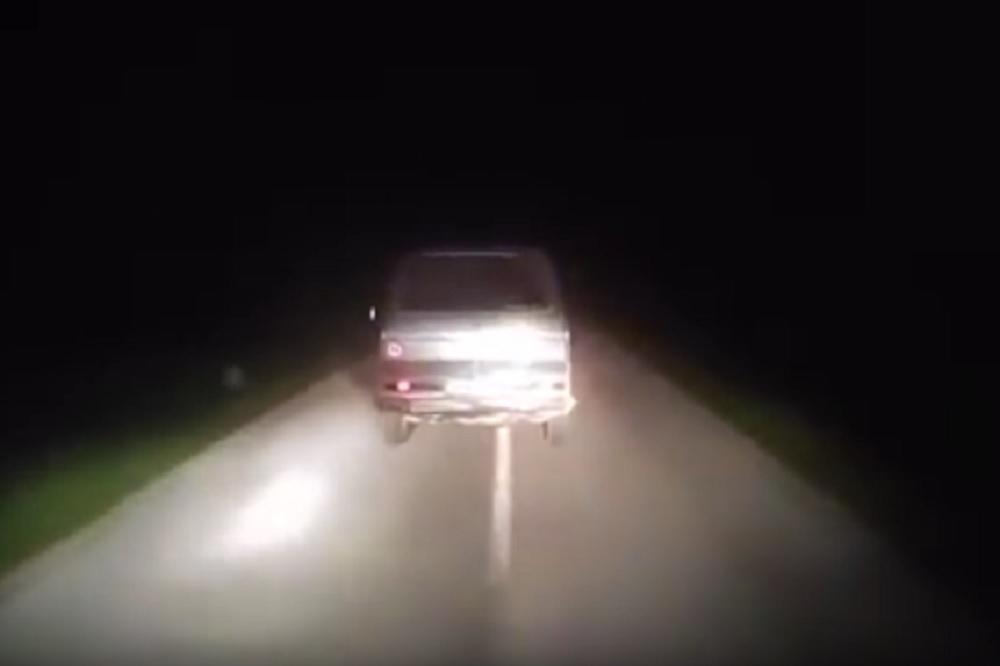 Ovo je za zatvor ili ludnicu! Vozač kombija blokira kola hitne pomoći! (VIDEO)