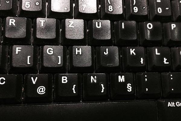 Da li znate zašto samo slovo F na tastaturi ima izbočenu liniju ispod sebe? (FOTO) (GIF)