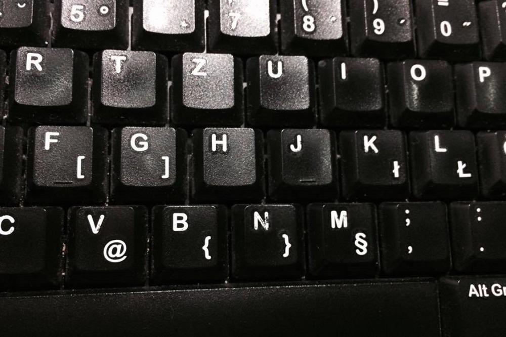 Da li znate zašto samo slovo F na tastaturi ima izbočenu liniju ispod sebe? (FOTO) (GIF)