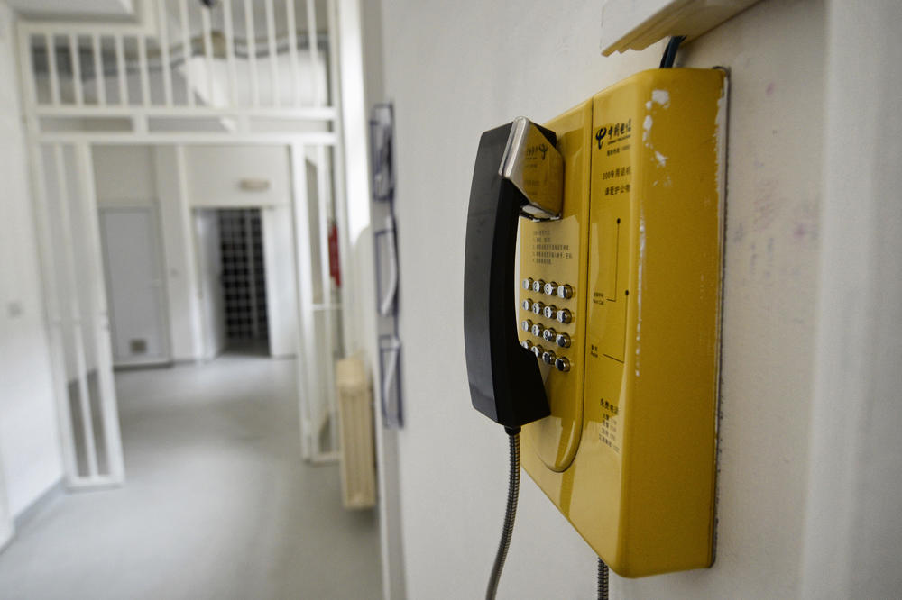 Čuvarka u zatvoru valjala mobilne telefone zatvorenicima za 90 evra!