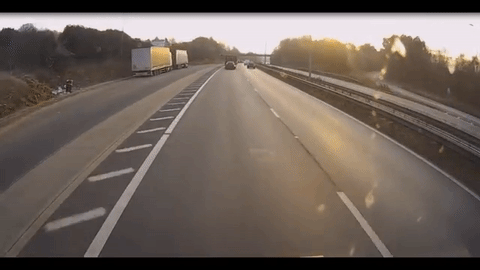 Punim gasom se zakucao kamionom u automobil ispred sebe! (VIDEO)