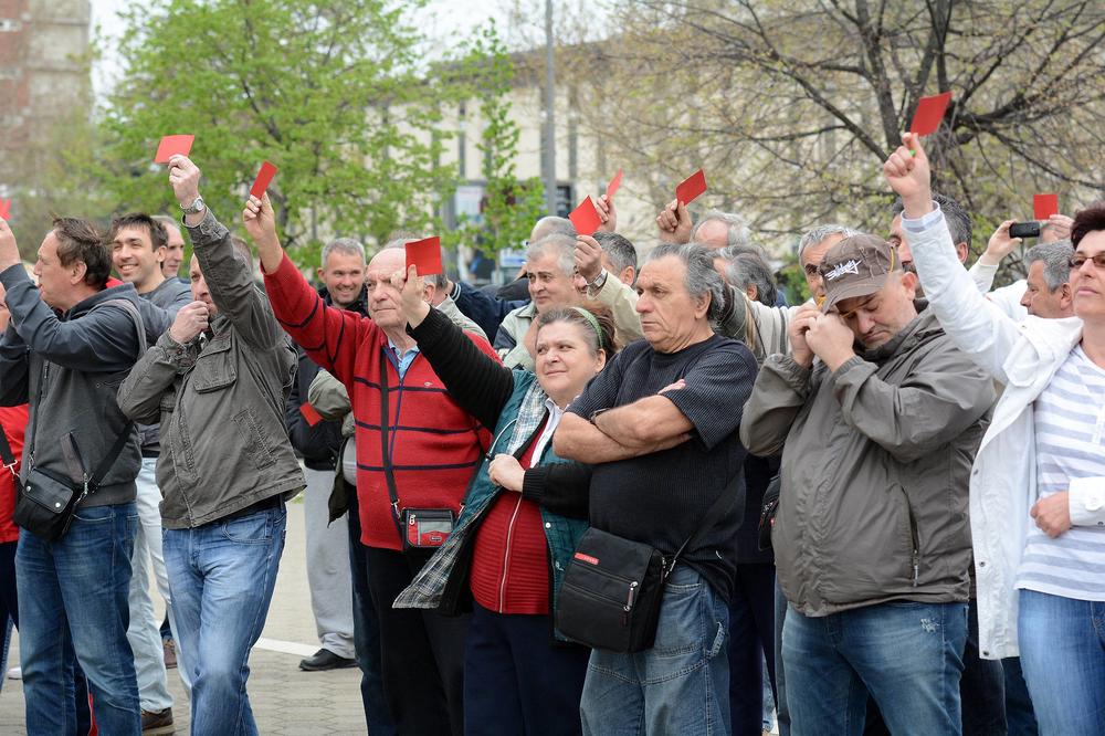Niški radnici u dve kolone kod Vučića: Od premijera će tražiti pomoć oko neisplaćenih zarada! (FOTO)