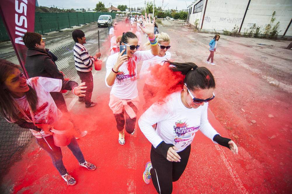 Beograđani izbombardovani bojama: Pet stotina trkača obojilo je danas Savsku promenadu! (FOTO)