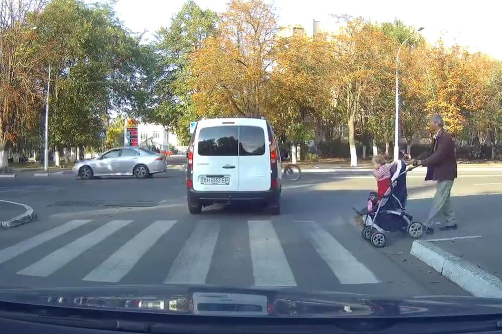 KADA TI JE DEDA RUS: Izađeš na ulicu i na glavu - pljus! (VIDEO)