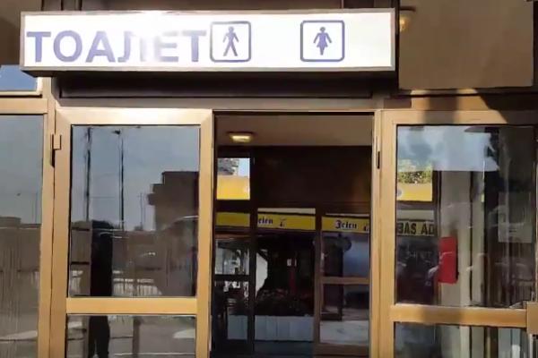 PAZI, SNIMA SE: Beograđanke, u ovaj javni WC ne zalazite, možete da završite na internetu! (VIDEO)