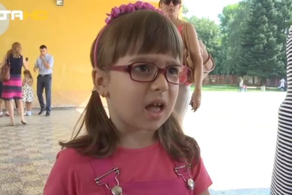 Rekli su joj da izrecituje pesmicu za prvi razred osnovne. Klinka je bacila rimu da su svi zanemeli! (VIDEO)