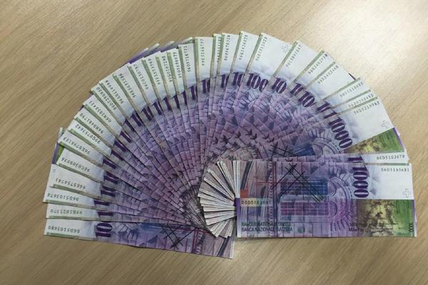 HAOS ZBOG ŠVAJCARACA: Građani se žale da ne mogu da zamene novčanice švajcarskog franka koje se povlače