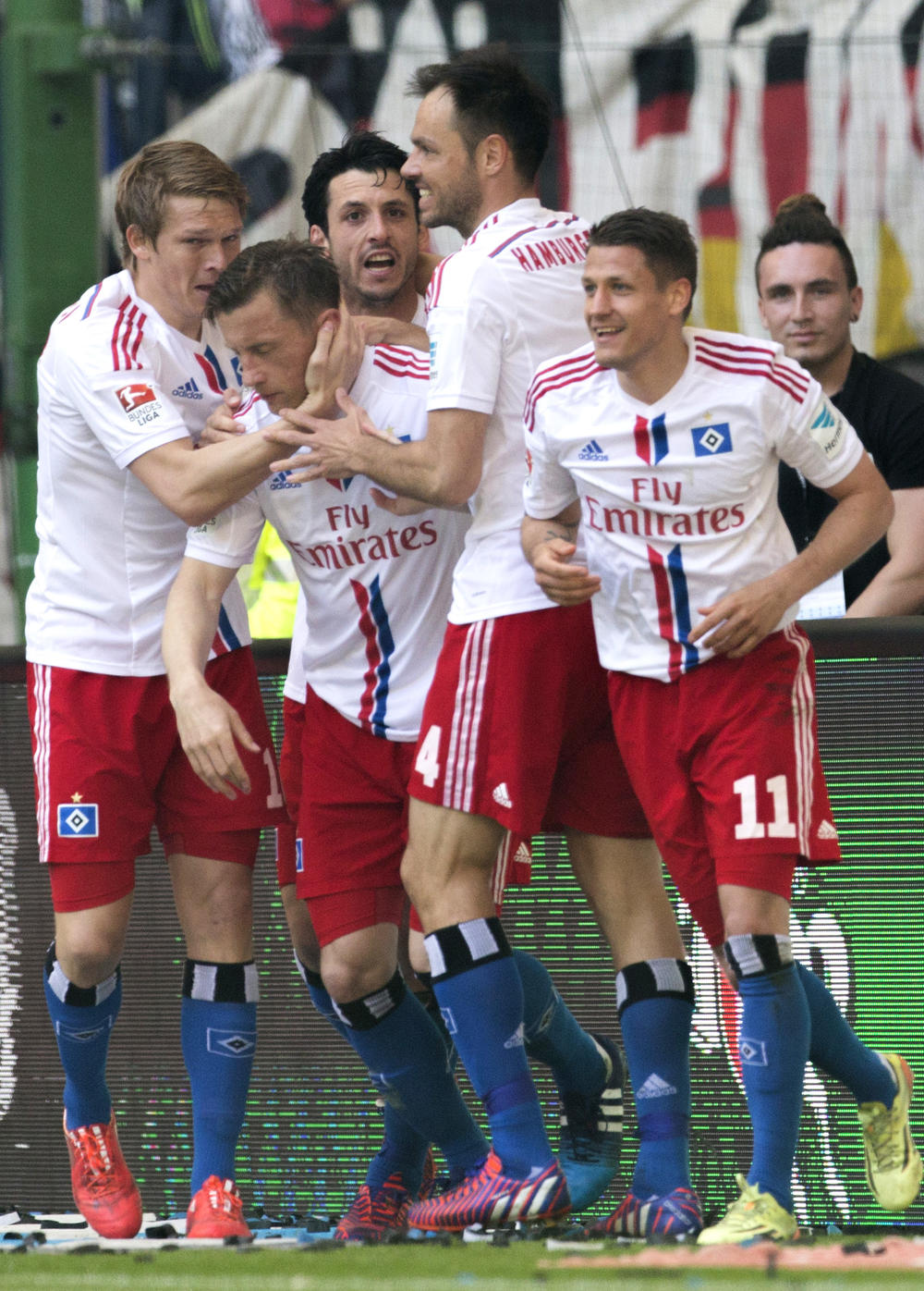 Ivica Olić u zagrljaju igrača Hamburgera u poslednjoj sezoni u karijeri