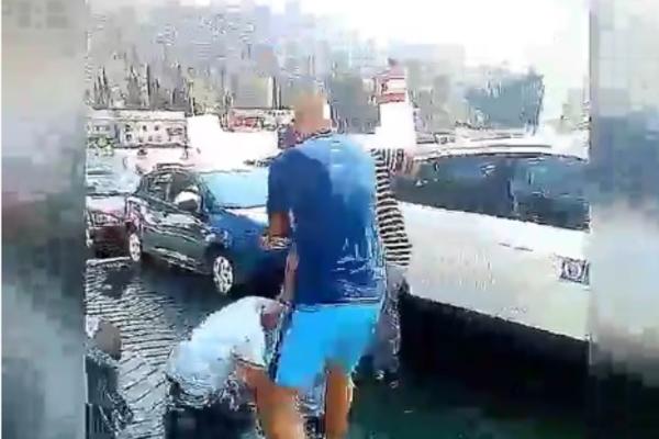 Na putu za Dubrovnik radnik trajekta pretukao Beograđanina, zabio mu glavu u pod! (VIDEO)