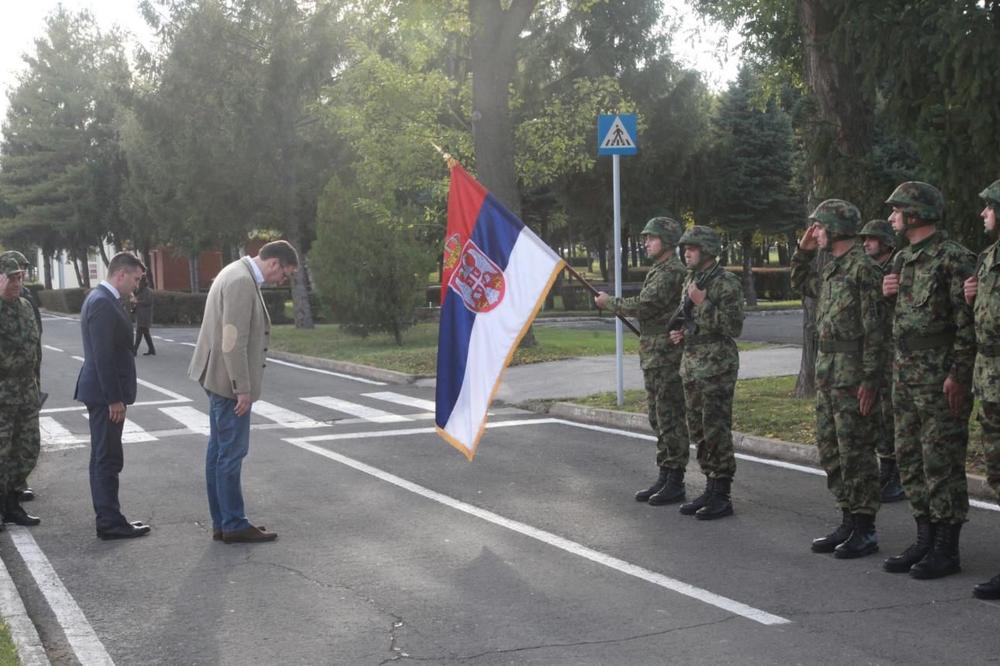 Vlada Srbije stigla u Niš: Vučića dočekali zvaničnici i oficiri! (FOTO)