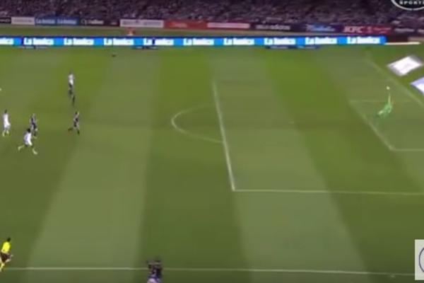 Projektil sa 35 metara: Najveća legenda australijskog fudbala postigla gol za pamćenje! (VIDEO)