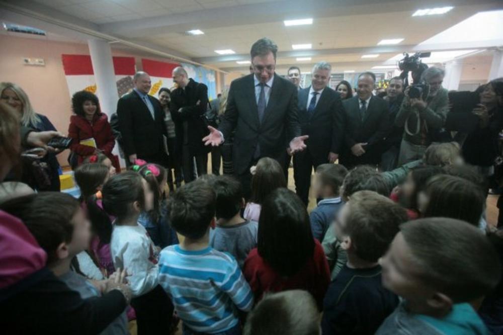 Kako su mališani iz vrtića u Prokuplju zbunili Vučića: Hoćemo još Kineza! (FOTO)