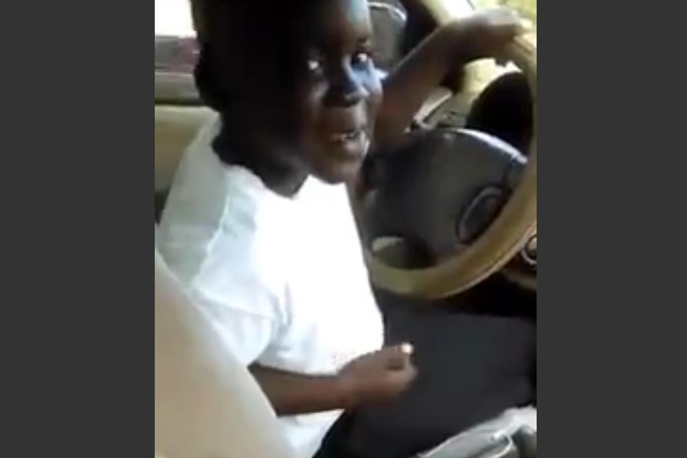 DOKLE SEŽE LJUDSKA GLUPOST? Dozvolila 7-godišnjem sinu da upravlja ogromnim automobilom! (VIDEO)