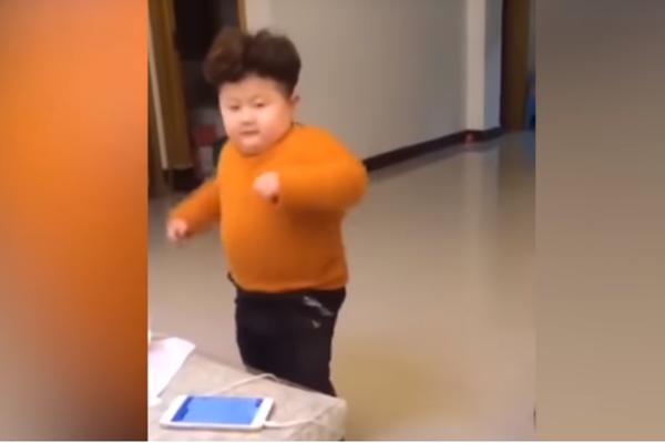 OVO JE URNEBESNO! Pogledajte kako pleše minijaturna kopija Kim Džong Una! (VIDEO)