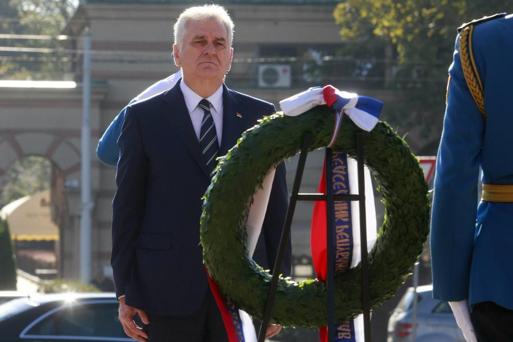 Predsednik položio vence na Spomen-groblje oslobodiocima Beograda
