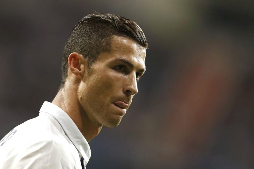 NA TRIBINAMA MUK: Ronaldo zakucao fudbalera Valensije u stativu, svi su zanemeli! (VIDEO)