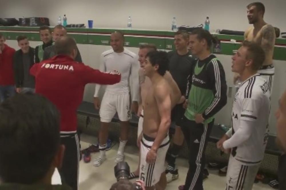 Najluđi govor ikada: Srpski trener motiviše svoje igrače tako što im peva navijačke pesme! (VIDEO)