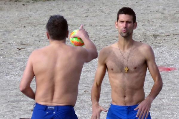 Dok se Nole igra lopte sa ćaletom na plaži, njegovi fanovi pričaju o jednom detalju! (FOTO)