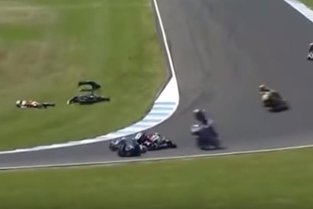 Stravična nesreća na moto trci: Jedan motociklista pregazio drugog! (VIDEO)