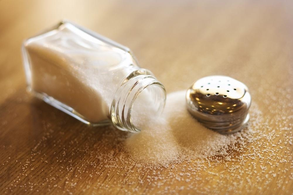 Nemoj da presoliš! 8 štetnih uticaja soli na telo (FOTO) (GIF)