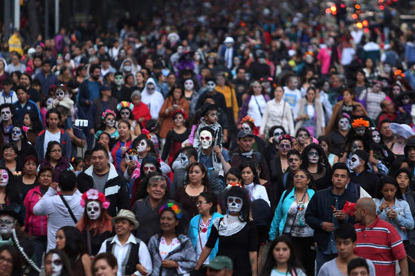 Kad lobanje šetaju: Hiljade ljudi na paradi mrtvaca u Meksiku (FOTO) (VIDEO)