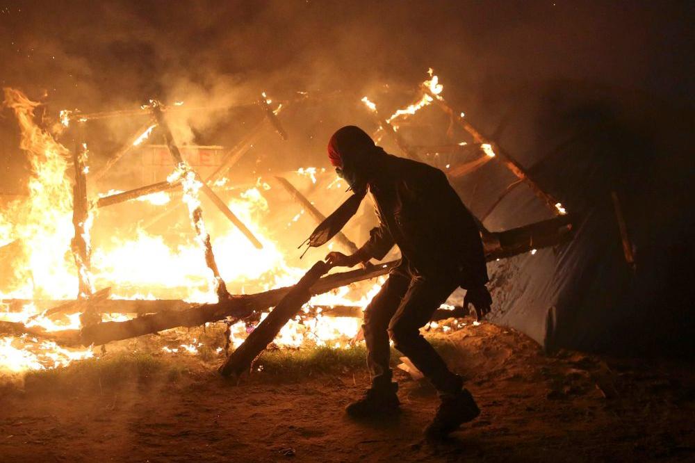 HAOS U DŽUNGLI: Migranti zapalili izbeglički kamp, čuju se eksplozije! (VIDEO)