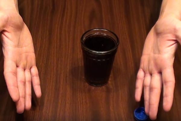 Kako bez trunke pene natočiti gazirano piće u čašu? (VIDEO)