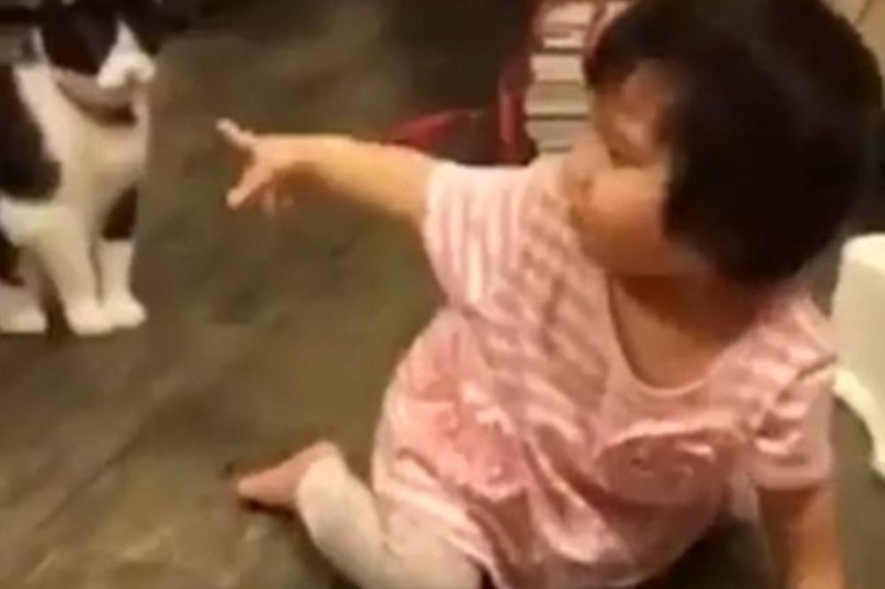 Kakva BEZOBRAZNICA?! Podla mačka priredila devojčici neviđenu ZVRČKU! (VIDEO)