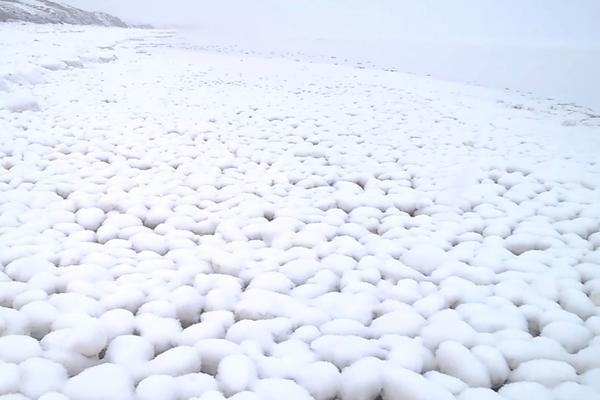 MISTERIJA koja je ostavila RUSIJU u STRAHU: Džinovske snežne grudve prekrile sibirsku obalu! (VIDEO)