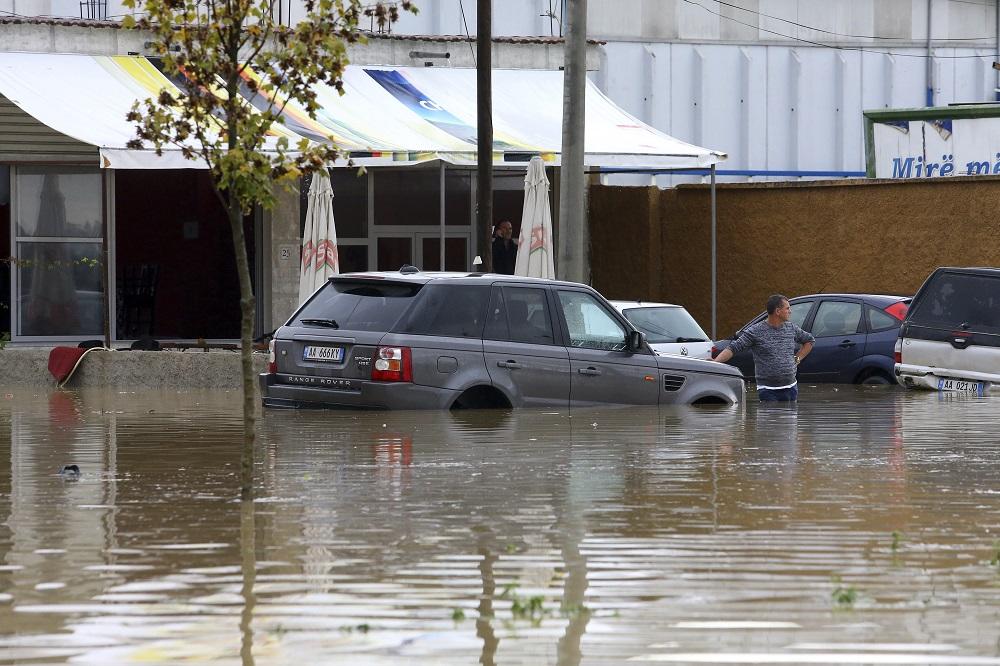 POSLE VRŠCA ODMAH I KRALJEVO: Jezive poplave odnose kuće, haos na ulicama!