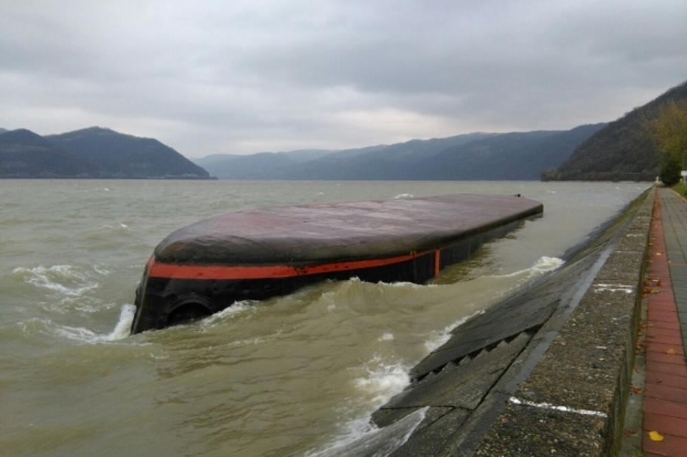 JEZIVA NESREĆA NA DUNAVU: Prevrnuo se rečni teretni brod kod Donjeg Milanovca, ne zna se šta je sa posadom!