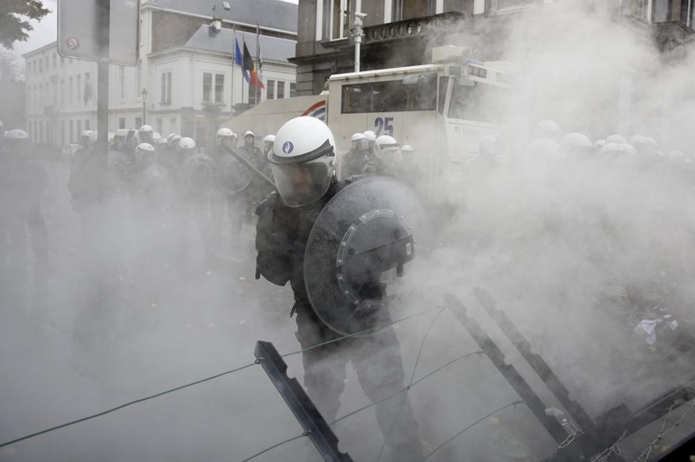Suzavac, dimne bombe, vodeni topovi! Žestok sukob policije i vojske u Briselu, a povod su - penzioneri! (VIDEO)