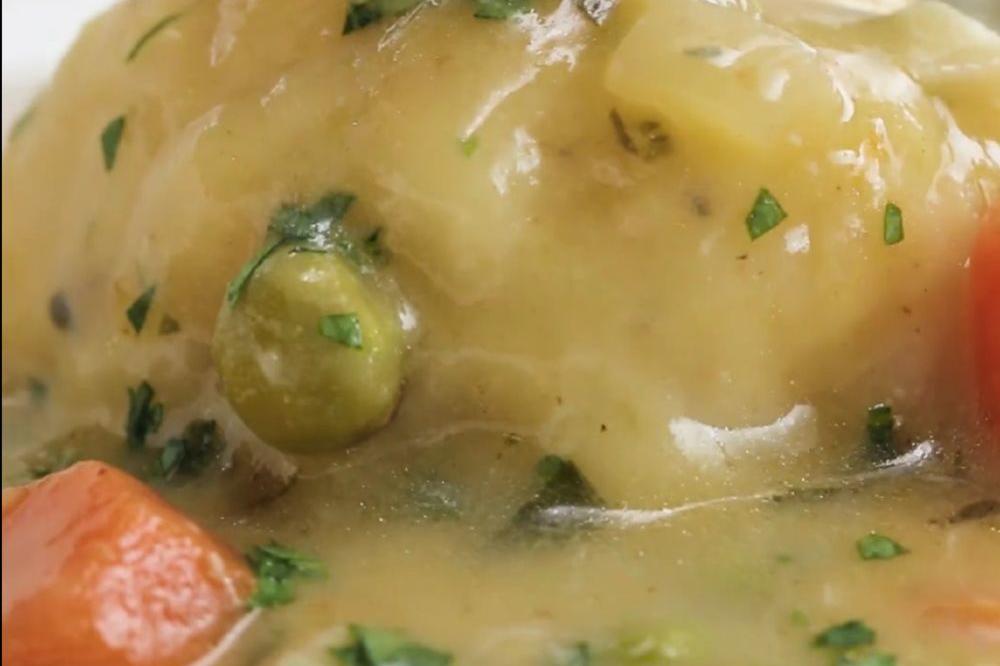 Pileća supica sa knedlama možda nije, ali će postati vaše omiljeno jelo! (FOTO) (VIDEO)